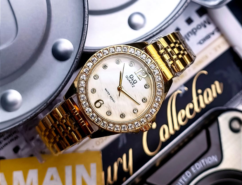 QyQ Pequeño Mujer Dorado Fondo Dorado