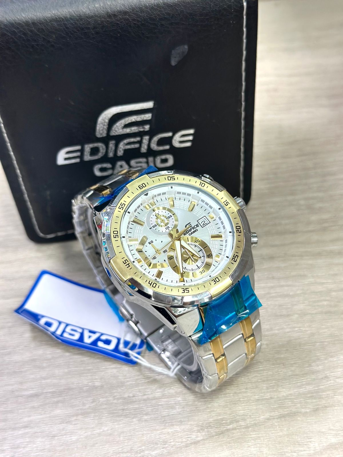 Casio Edifice bicolor fondo blanco