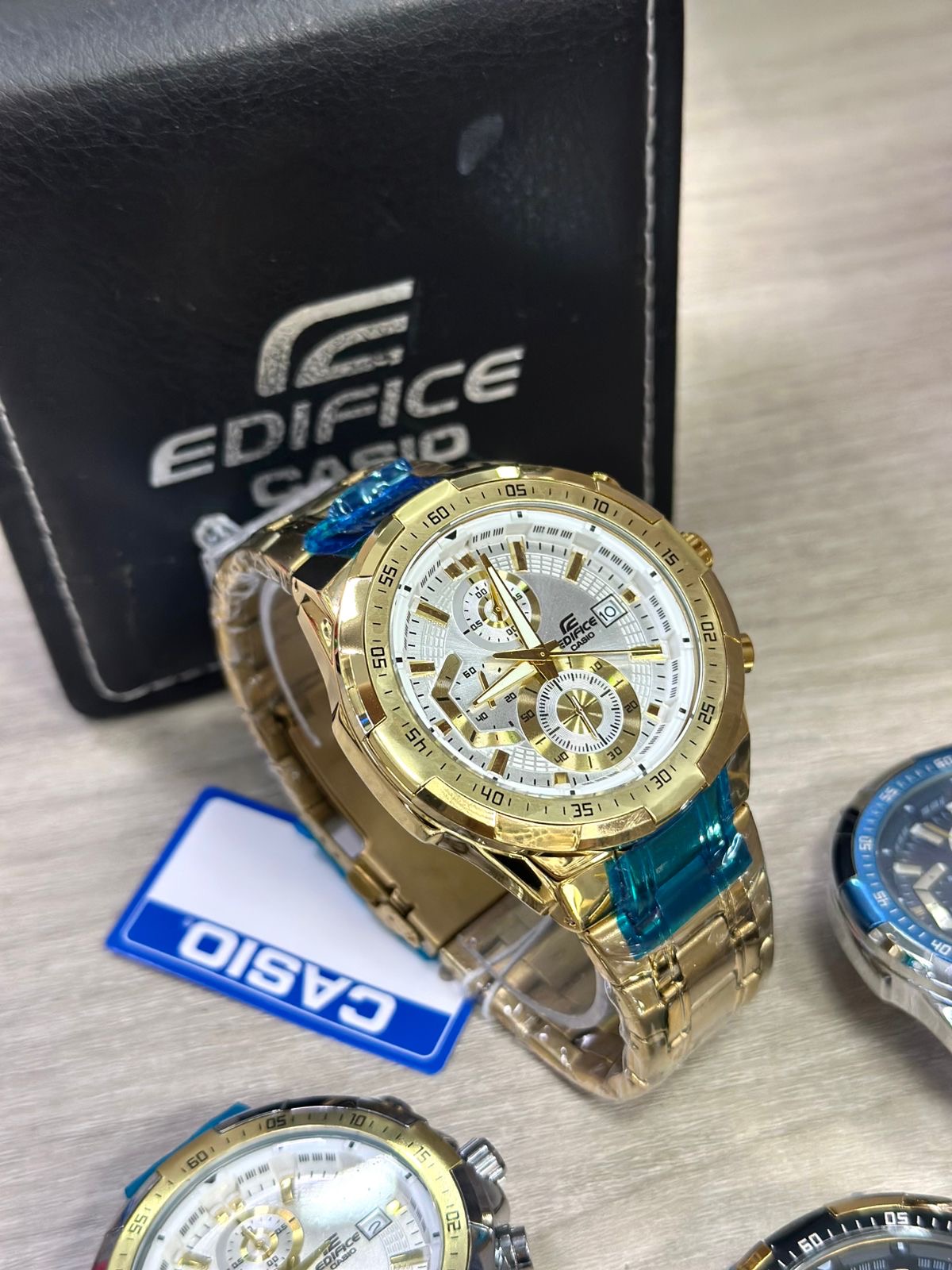 Casio Edifice dorado fondo blanco