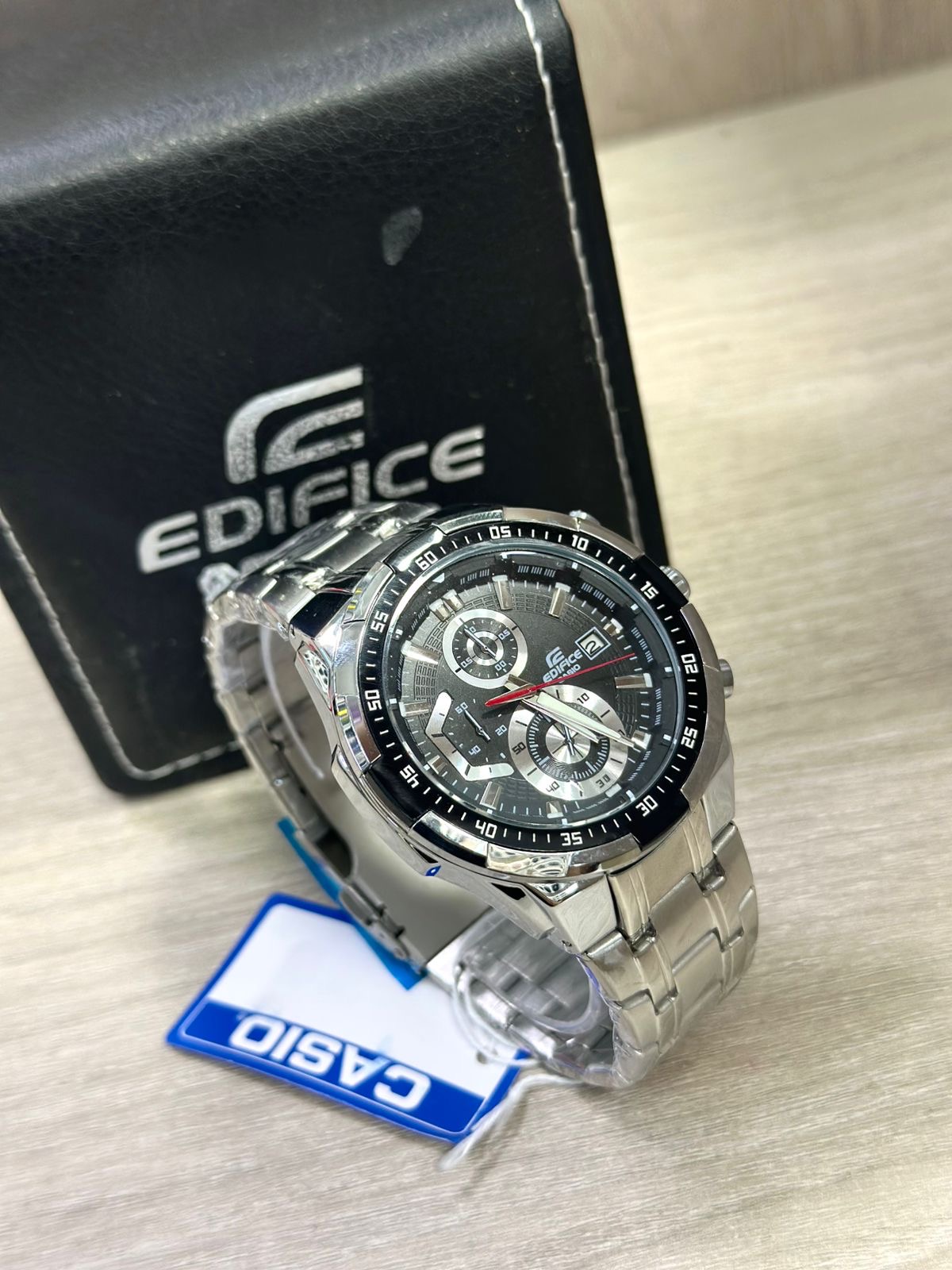 Casio Edifice plateado fondo negro