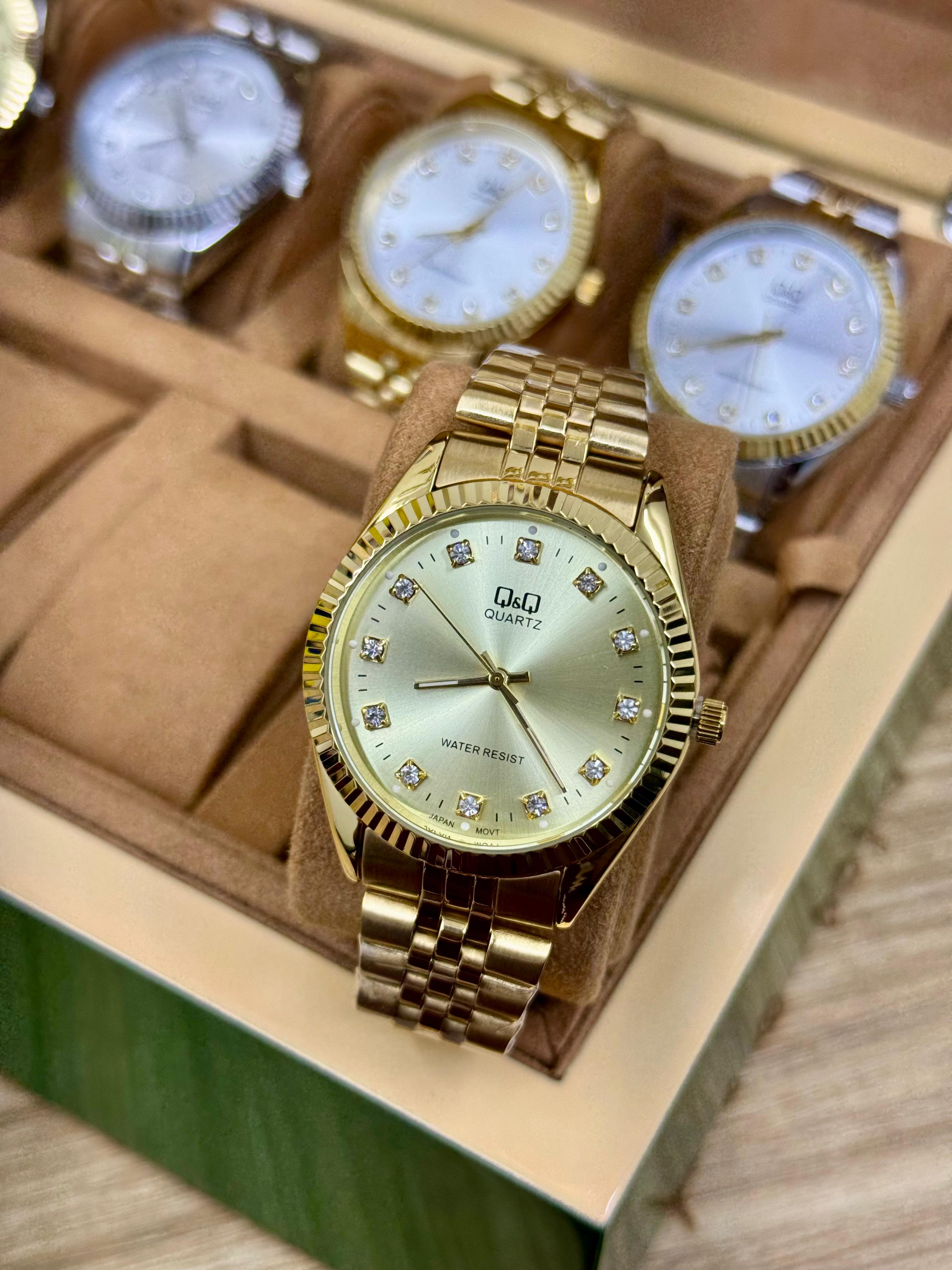 Q&Q Mujer Dorado Fondo Dorado