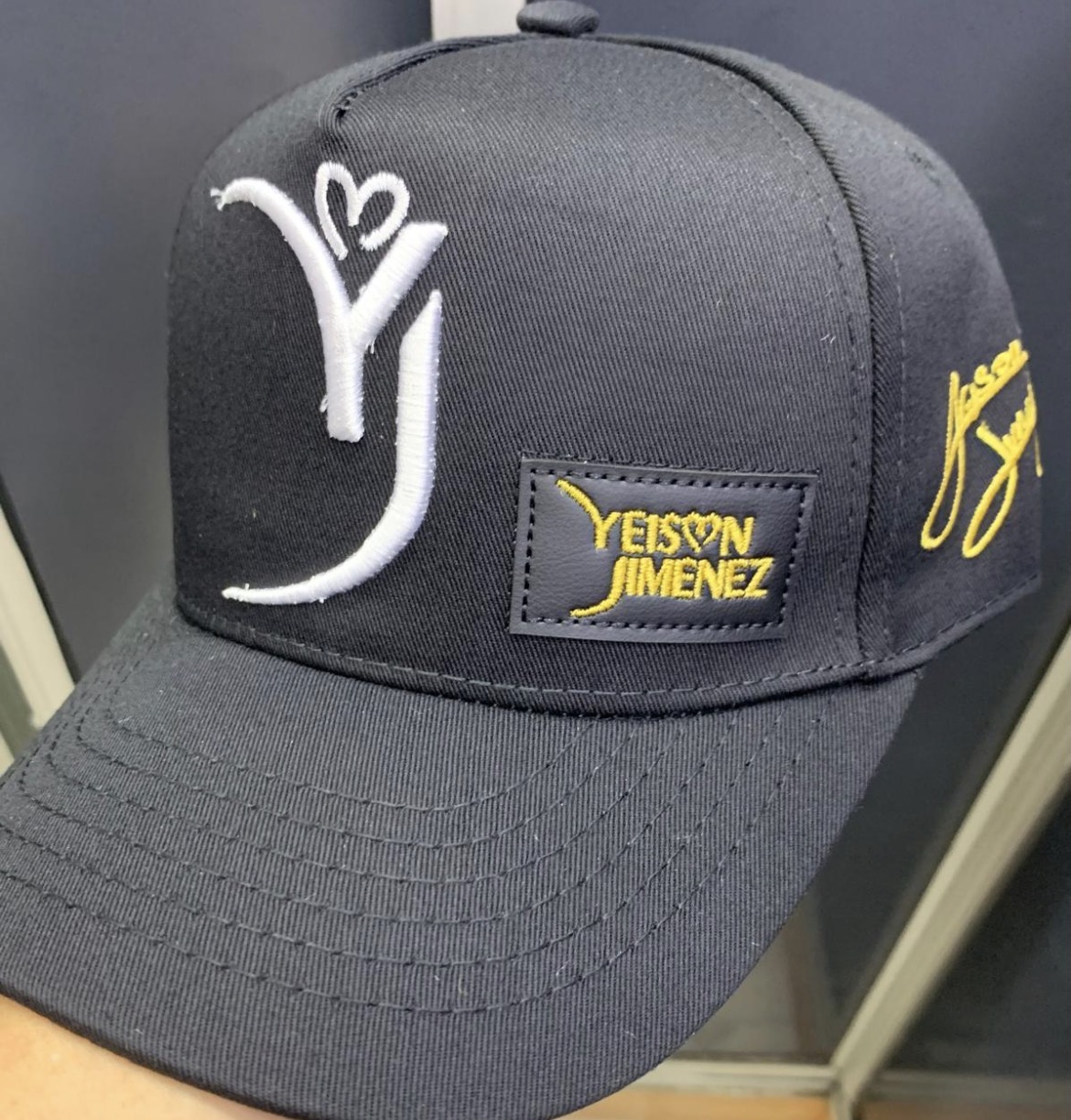 Gorra abierta - YJ - Negra con dorado